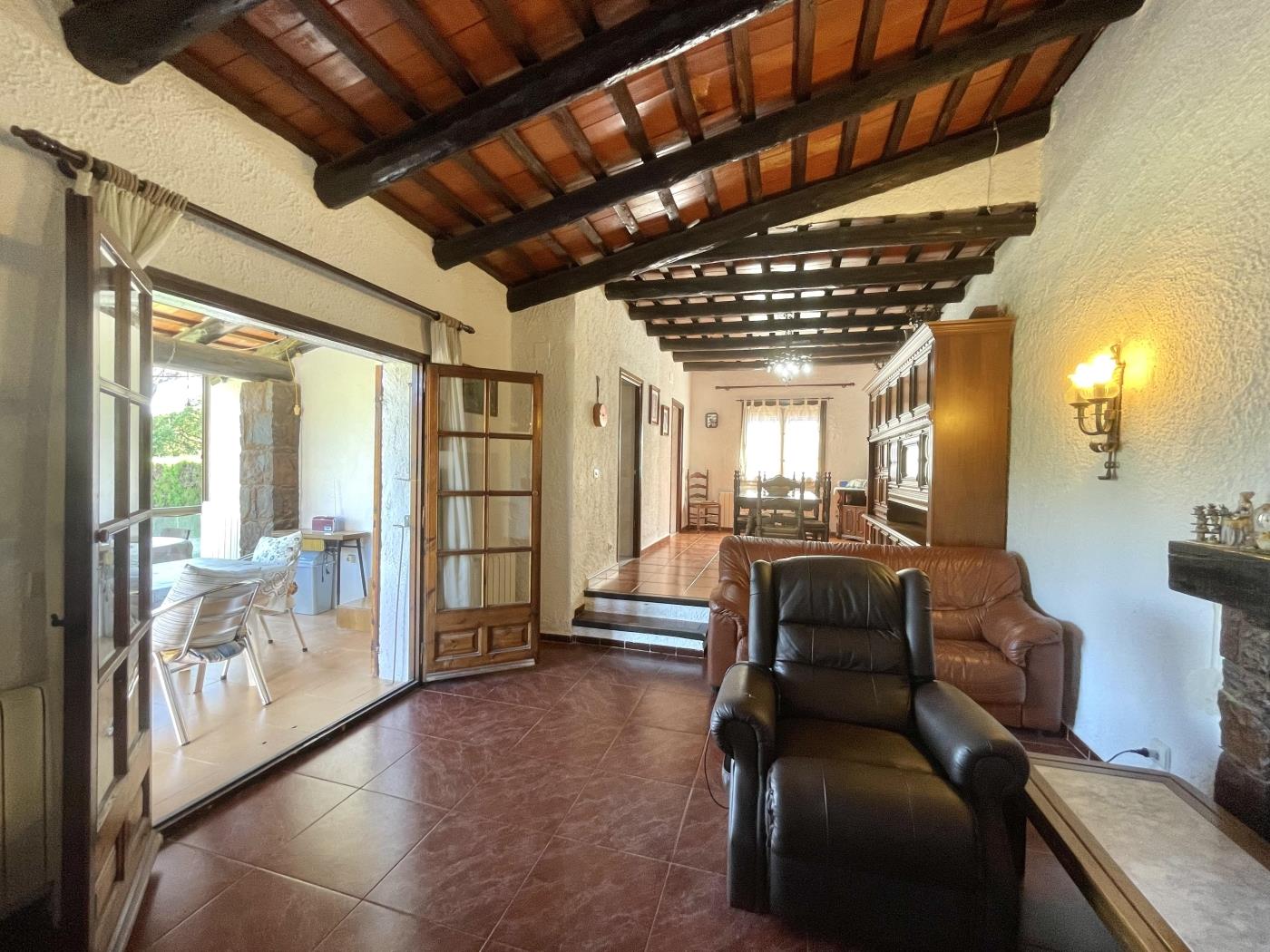 Space and charm: rustic house with garden in Residencial Begur in Begur