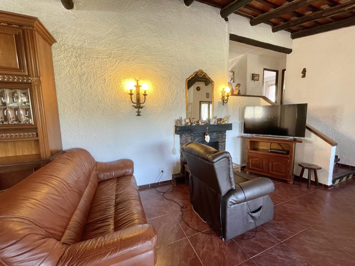 Space and charm: rustic house with garden in Residencial Begur in Begur