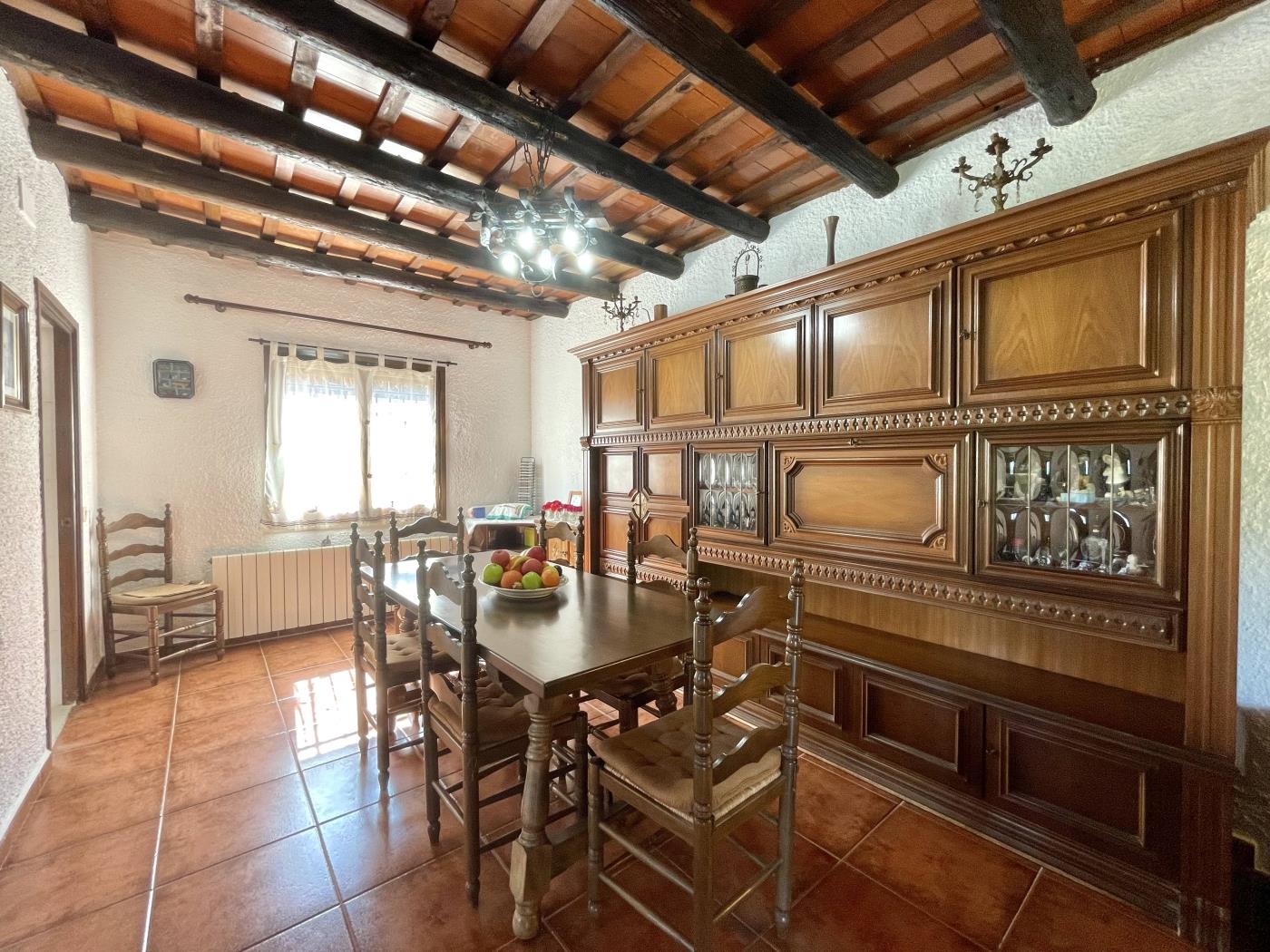 Space and charm: rustic house with garden in Residencial Begur in Begur