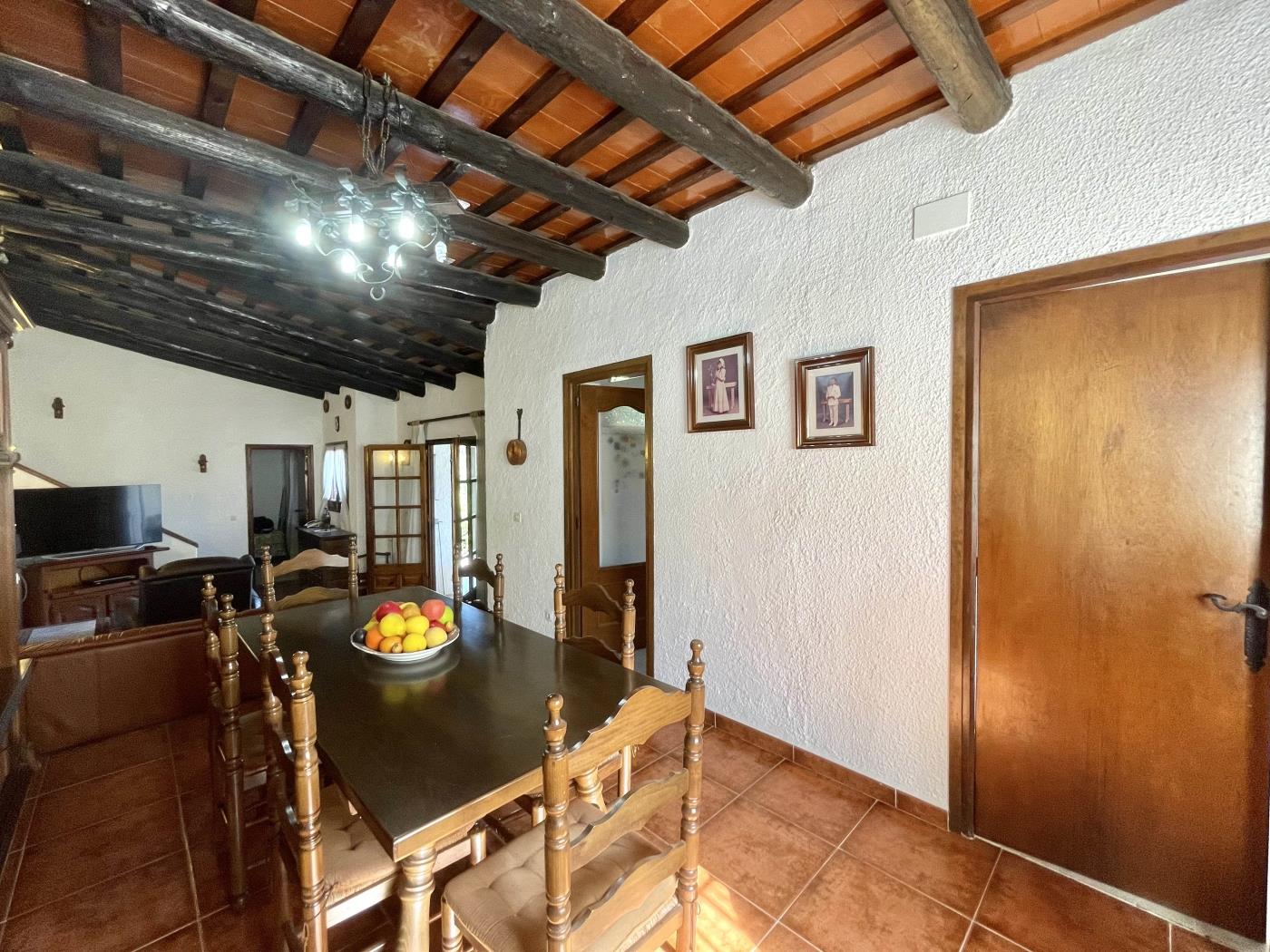 Space and charm: rustic house with garden in Residencial Begur in Begur