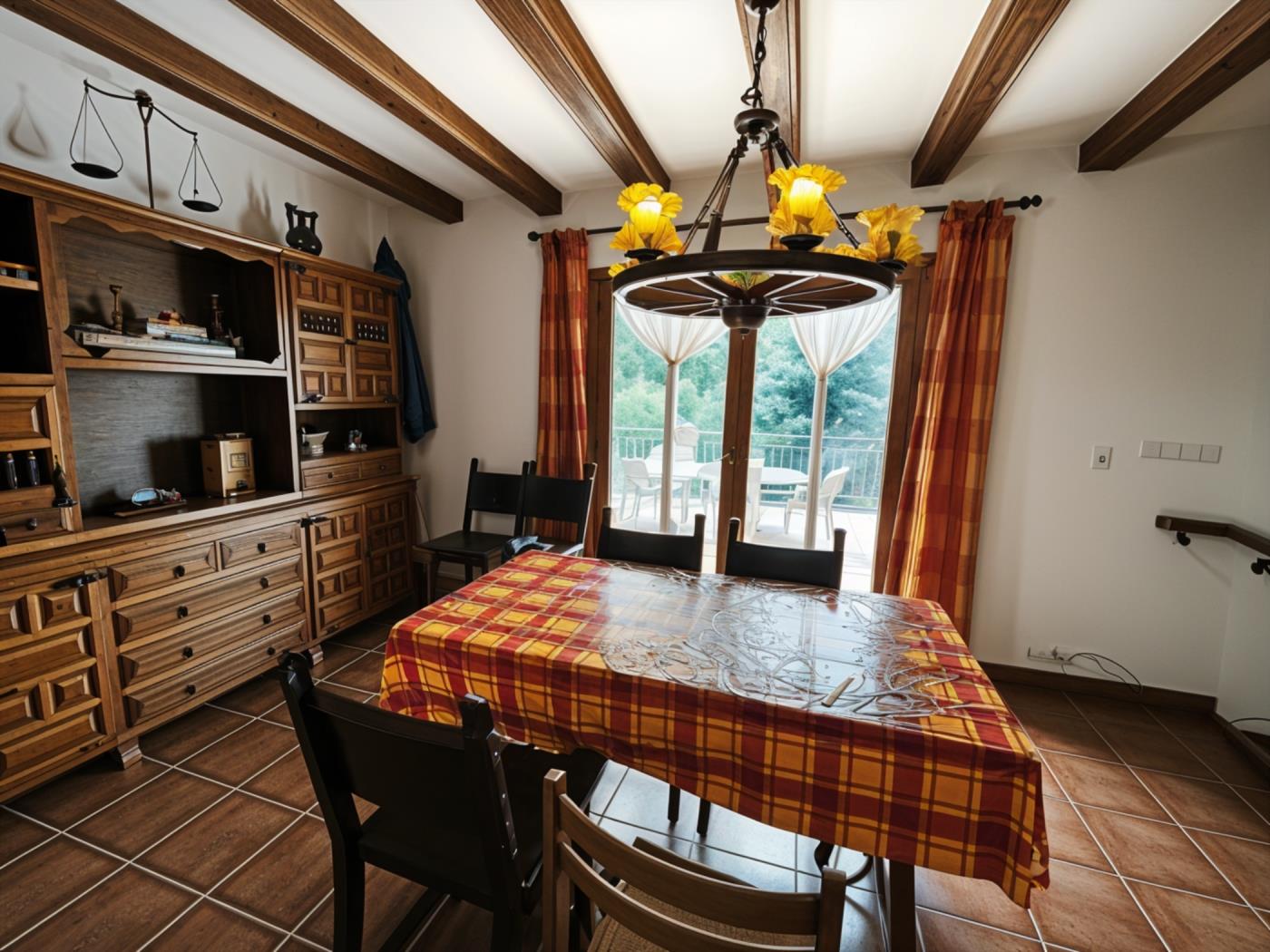 Gemütliches Haus mit Terrasse und Privatsphäre in Residencial Beg in Begur