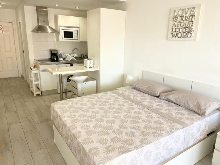 Top Floor Panoramic Studio, Heated Pool in Los Cristianos