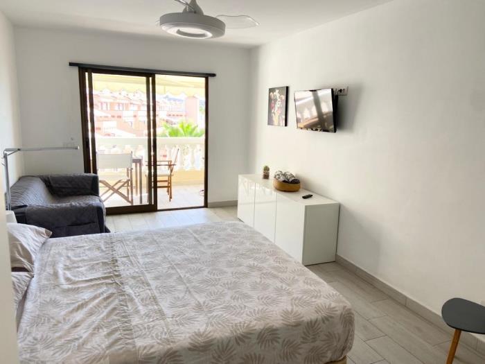 Top Floor Panoramic Studio, Heated Pool in Los Cristianos