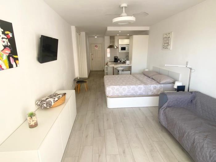 Top Floor Panoramic Studio, Heated Pool in Los Cristianos