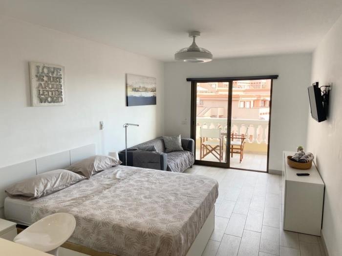 Top Floor Panoramic Studio, Heated Pool in Los Cristianos