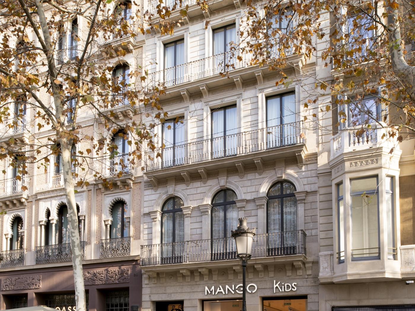 A closed Louis Vuitton store at Paseo de Gracia avenue on April 28