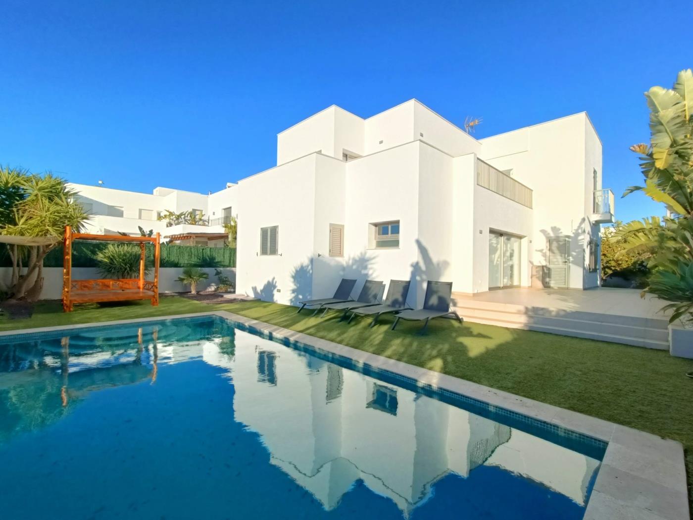 Moderna casa con piscina privada en Santa Eulària des Riu