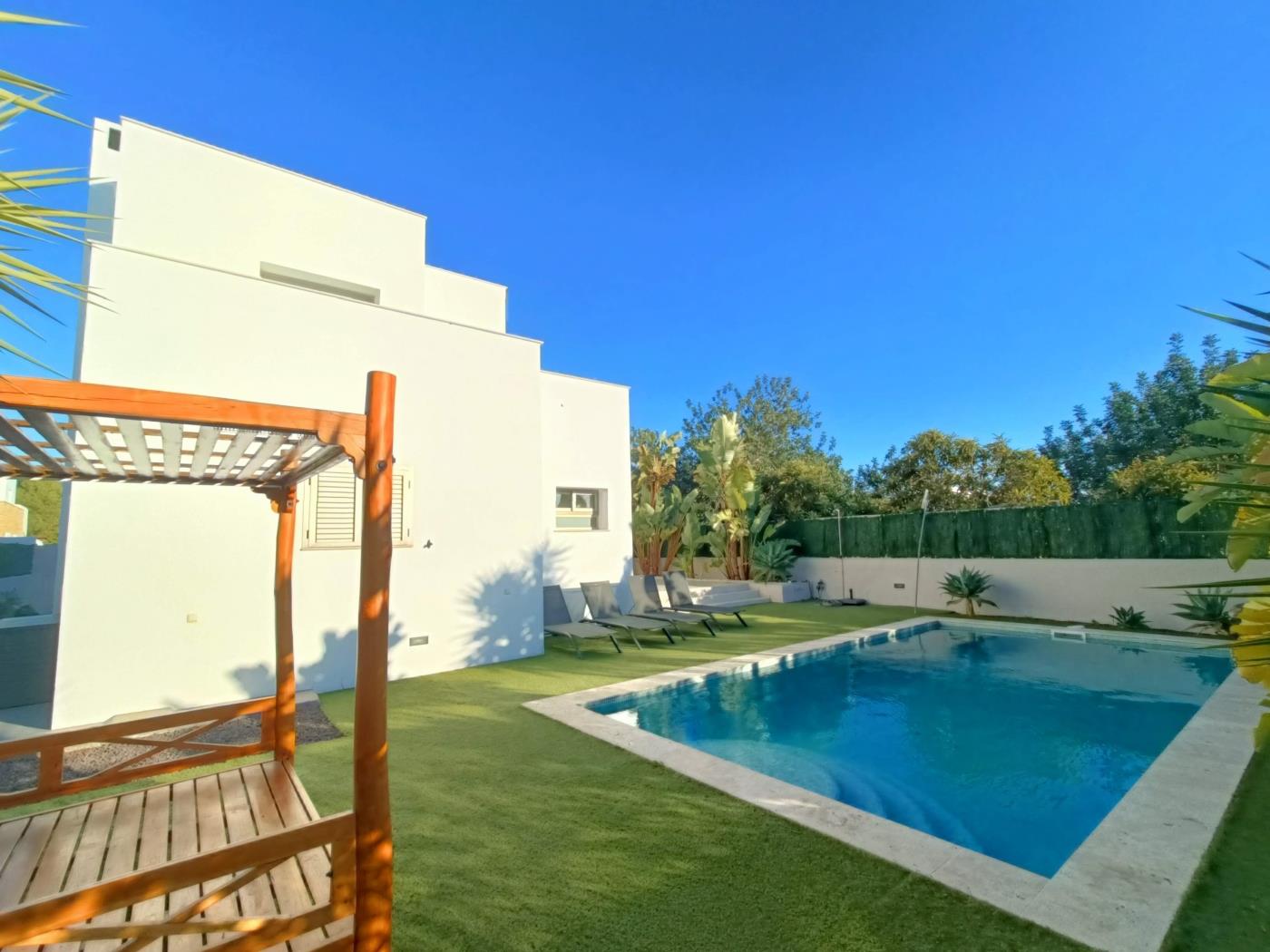 Moderna casa con piscina privada en Santa Eulària des Riu