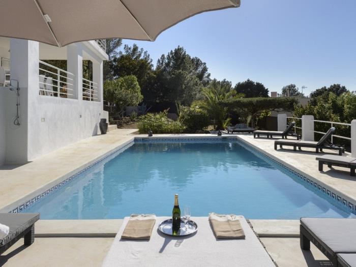 Villa con piscina y vistas al mar en Sant Josep de sa Talaia