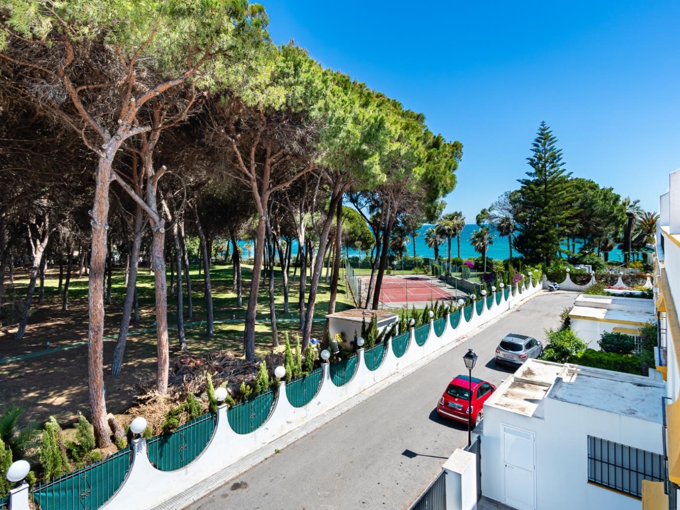 MARBELLAMAR - In front of the beach in a complex with pool, in the Golden Mile