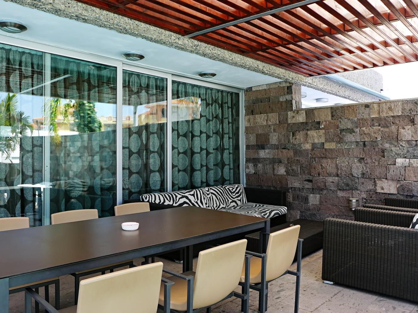 Villa cerca de Plaza del Duque con piscina privada y vistas en Costa Adeje-Playas del Duque