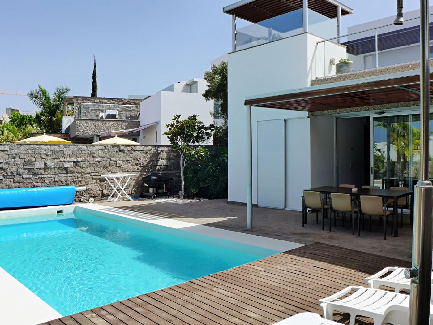 Villa cerca de Plaza del Duque con piscina privada y vistas en Costa Adeje-Playas del Duque