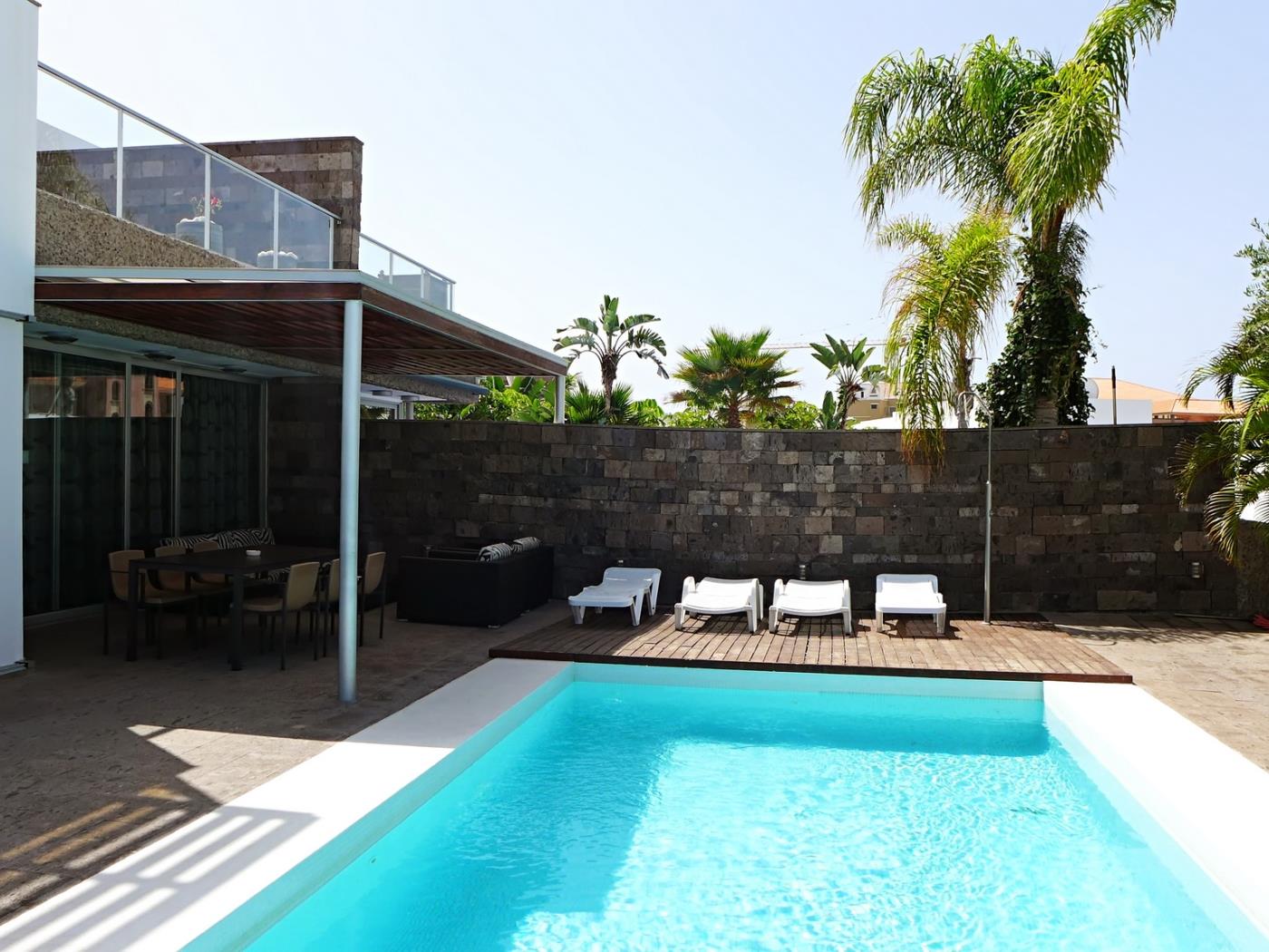 Villa cerca de Plaza del Duque con piscina privada y vistas en Costa Adeje-Playas del Duque