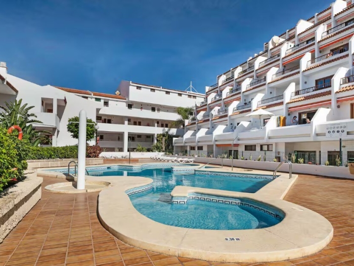 Апартамент в Ocean Park Suites с видом на бассейн, для семей b Adeje