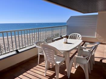 Gran apartament a primera línia de mar amb espectaculars vistes