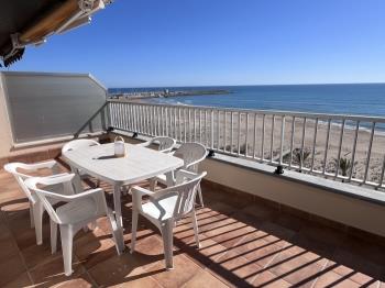 Gran apartament a primera línia de mar amb espectaculars vistes