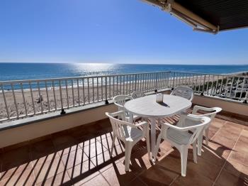 Gran apartament a primera línia de mar amb espectaculars vistes
